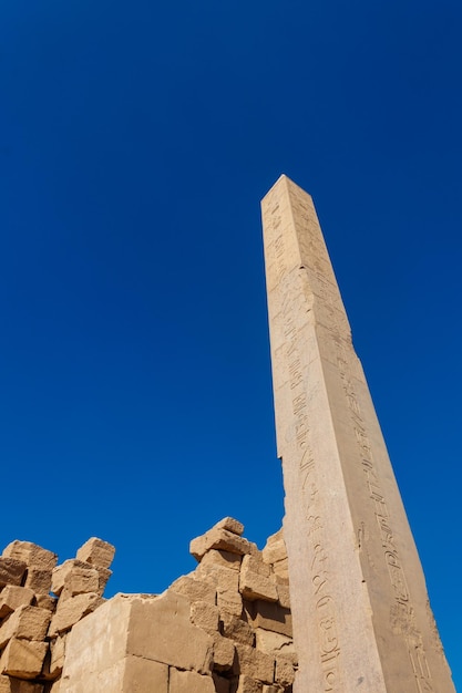 Duży obelisk w świątyni Karnak w Luksorze w Egipcie