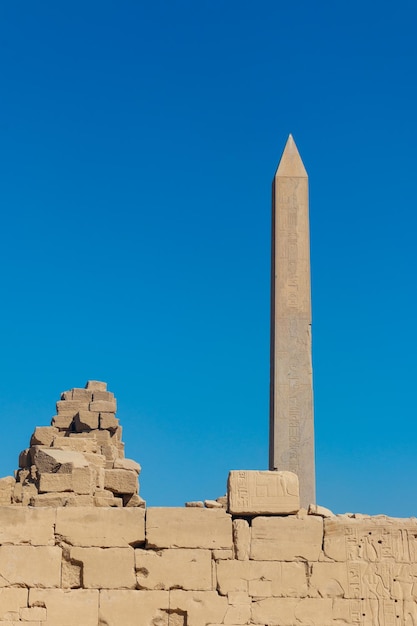 Duży obelisk w świątyni Karnak w Luksorze w Egipcie