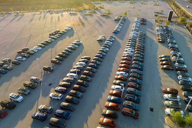 Duży parking lokalnego dealera z wieloma nowymi samochodami zaparkowanymi do sprzedaży Rozwój amerykańskiego przemysłu motoryzacyjnego i dystrybucja wyprodukowanych pojazdów koncepcja