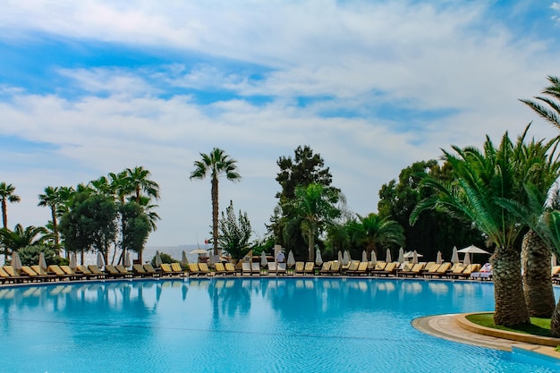 Duży piękny basen bez ludzi w Larnace na Cyprze?