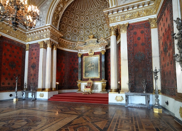 Zdjęcie duży pokój z obrazem na ścianie i krzesłem na środku.