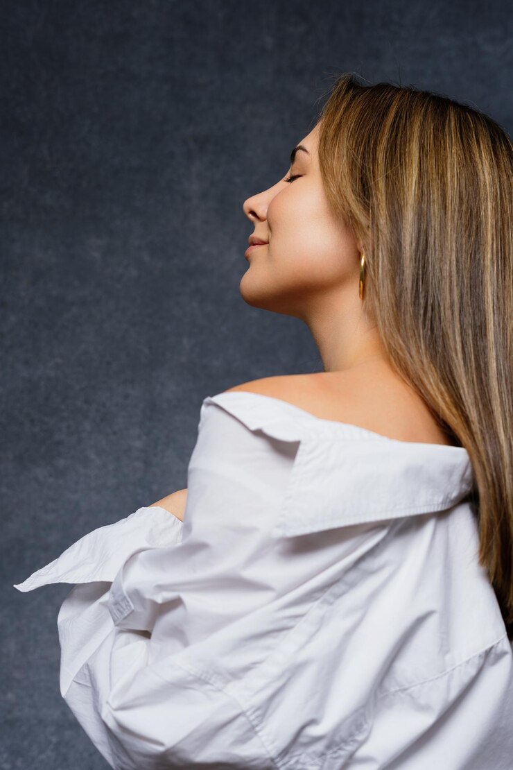 Zdjęcie duży portret młodej kobiety w koszuli sexy modny wygląd w studiu