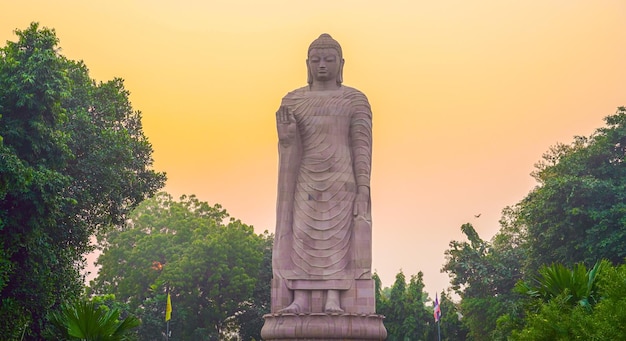 Duży posąg Buddy Gautama wieczorem