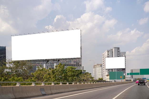 Duży poziomy pusty znak na autostradzie w Bangkoku w Tajlandii