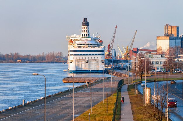 Duży Prom Turystyczny Na Rzece Daugava W Rydze Na łotwie.