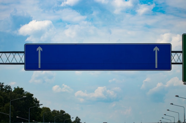 Duży Pusty Znak Drogowy Autostrady Z Gradientu Błękitne Niebo.