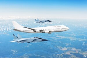 Duży samolot pasażerski w towarzystwie dwóch myśliwców wojskowych koncepcja lotnictwa niebezpieczeństwa w powietrzu