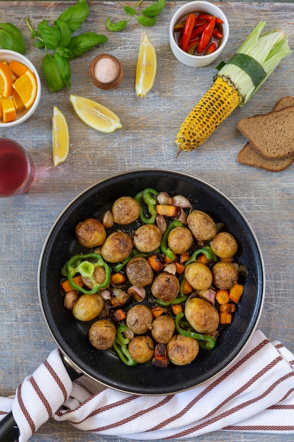 Duży Smażony Kawałek Szynki Na Patelni Z Warzywami I Przyprawami Amerykański Lunch Smażony Kawałek Mięsa I Ziemniaków Fasola W Sosie I Przekąski Kopiuj Miejsce Na Tekst