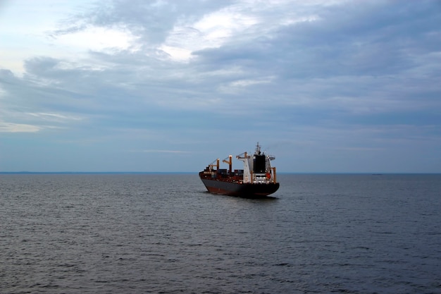 Duży Statek Towarowy Płynie Drogą Morską Z Portu