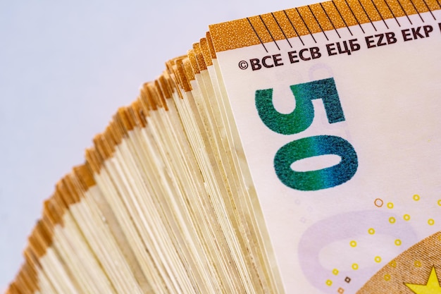 Zdjęcie duży stos banknotów 50 euro waluta unii europejskiej na białym tle macrophotography