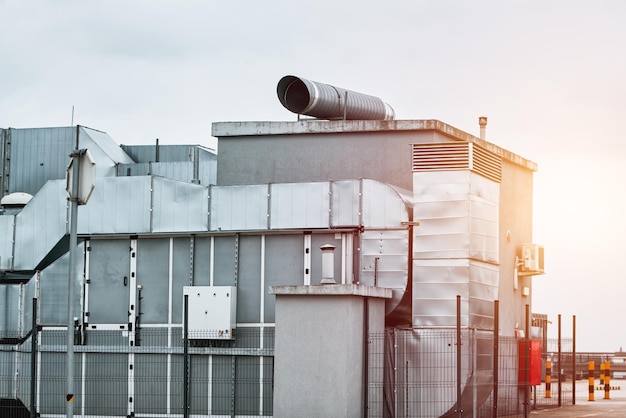 Duży system wentylacji Komercyjny system HVAC Skraplacz i sprężarka na dachu Jednostka centralnego klimatyzatora lub ogrzewanie, wentylacja, system klimatyzacji