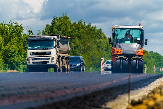 Duży widok na maszyny drogowe pracujące na budowie nowej drogi