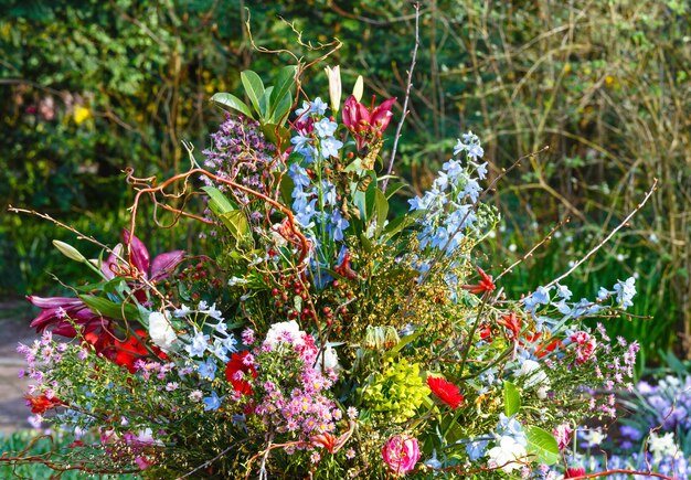 Zdjęcie duży wielokolorowy bukiet wspaniałych kwiatów w wiosennym parku