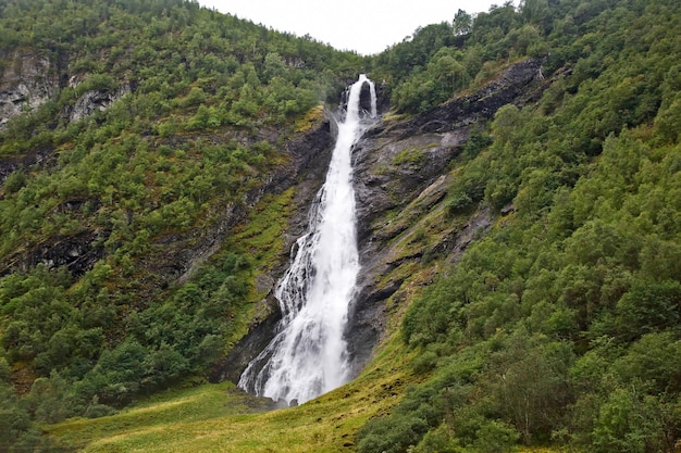 Duży wodospad na terenach górzystych i zalesionych