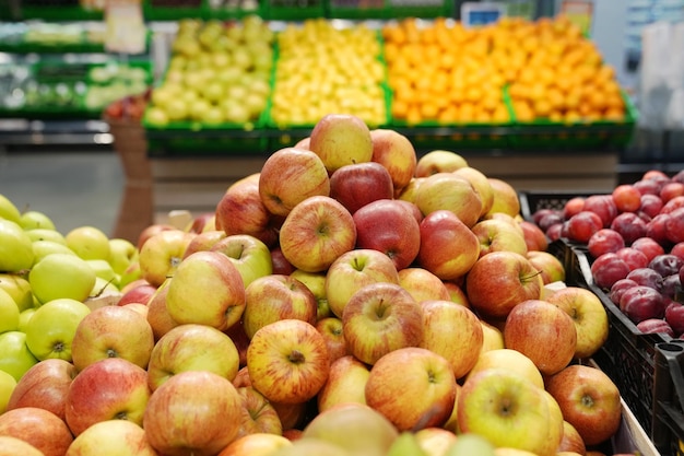 Duży wybór owoców z farmy na ladzie sklepowej Produkty bez GMO i dodatków Eko farm