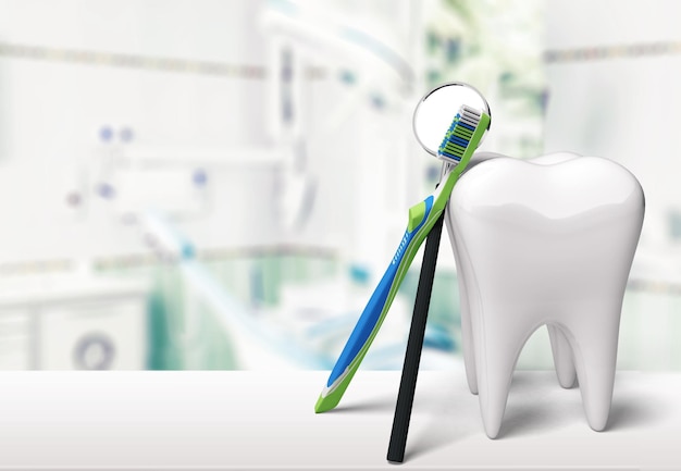 Duży ząb i lustro dentystyczne w klinice dentystycznej na tle