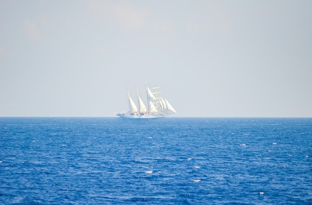 Duży żaglowiec płynie na horyzoncie. (Santorini)