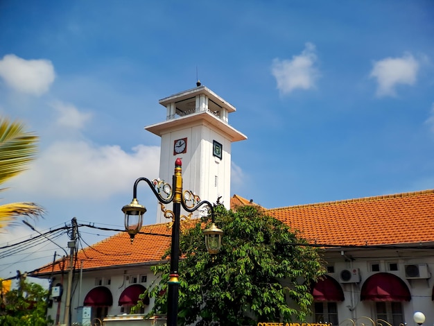 Duży Zegar ścienny W Starym Białym Budynku W Madiun East Java Indonezja Z Pięknym Jasnym Błękitnym Niebem