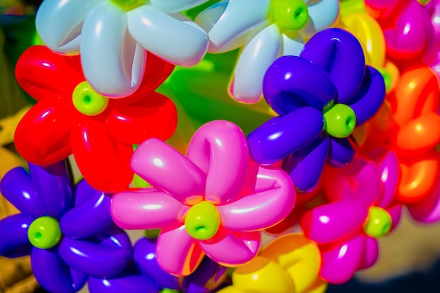 Duży zestaw kolorowych balonów w postaci kwiatów