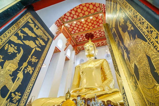 Duży Złoty Buddha Przy Wata Chaiyo Warawithan świątynią, Angthong Prowincja, Tajlandia.