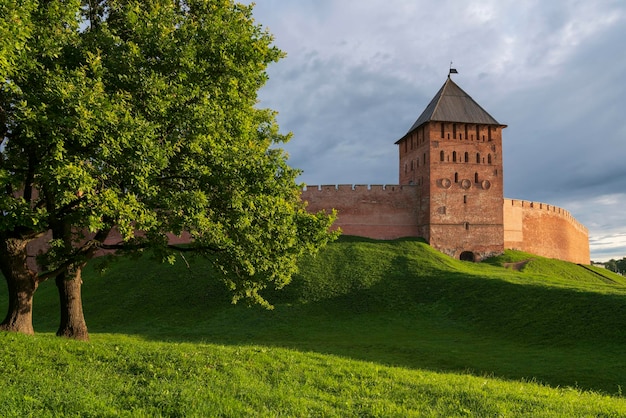 Dvortsovaya Tower of Novgorod Kreml w słoneczny letni dzień Veliky Novgorod Novgorod region Rosja