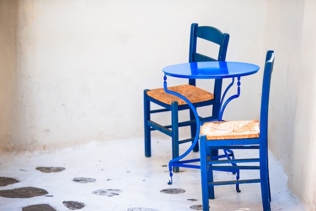 Dwa błękitnego krzesła na ulicie typowa grecka tradycyjna wioska na Mykonos wyspie, Grecja, Europa