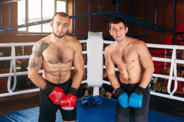 Zdjęcie dwa bokserki na ringu.