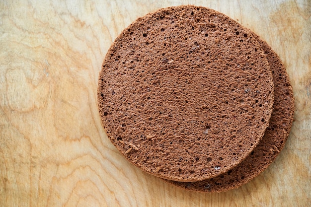 Dwa czekoladowego gąbka torta na starym drewnianym tle