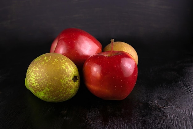 Dwa czerwone jabłka i dwie zielone gruszki z bliska