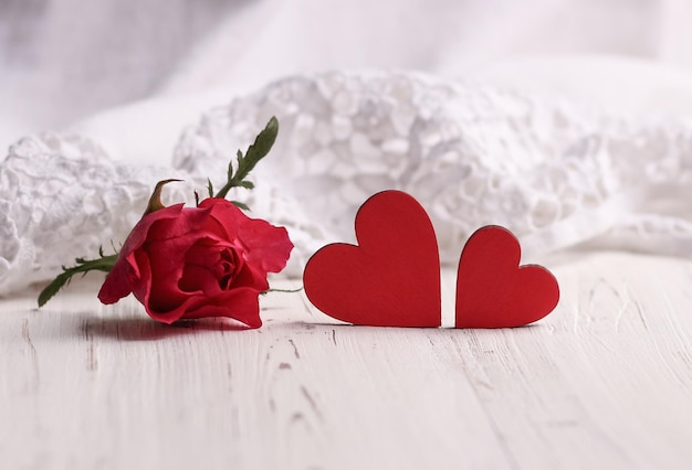 Dwa czerwone serca na białym tle drewnianych Walentynki