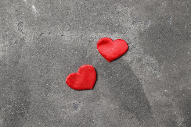 Dwa czerwone serca na tle z teksturą. Wyznanie miłości. Obchody Walentynek