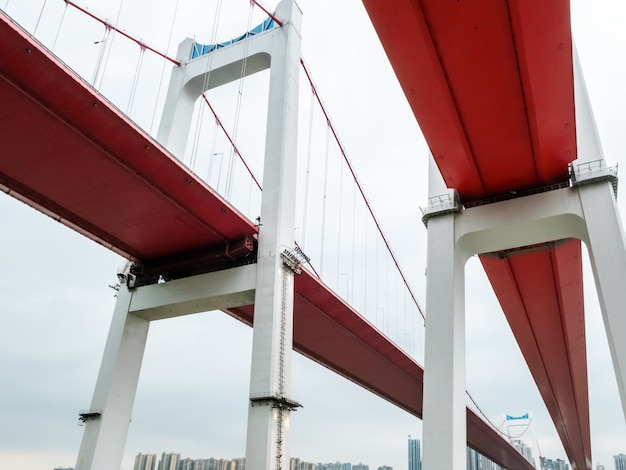 Dwa czerwonego zawieszenia mostu na Jangcy w Chongqing, Chiny