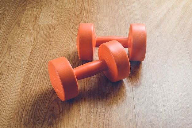 Dwa dumbbells na drewnianej podłoga