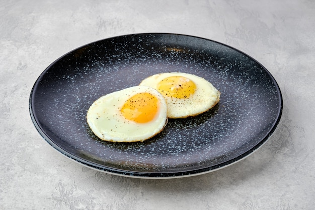 Dwa jajka sadzone na talerzu