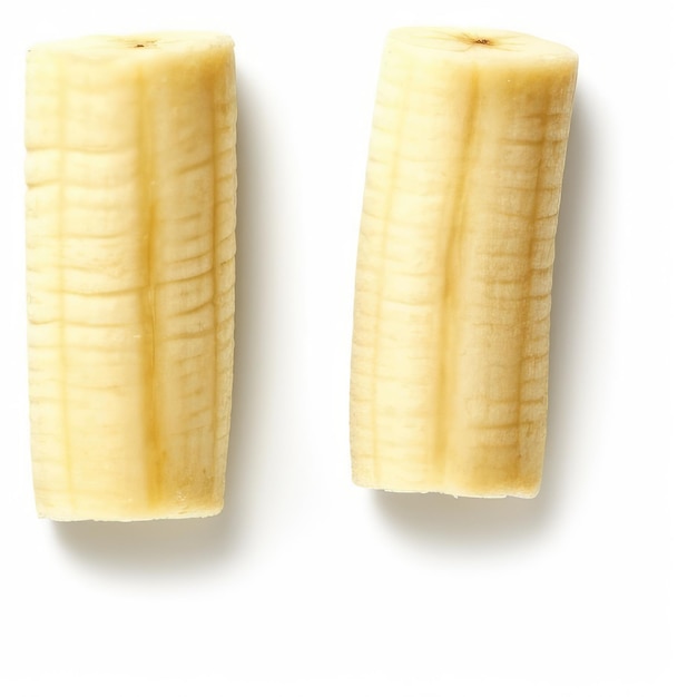 Dwa kawałki banana są pokazane z tym samym, co ten, który jest pocięty na pół.