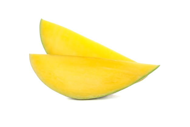 Dwa kawałki mango na białym tle, z bliska