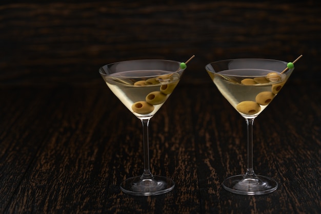 Dwa koktajle do napojów alkoholowych z zielonymi oliwkami