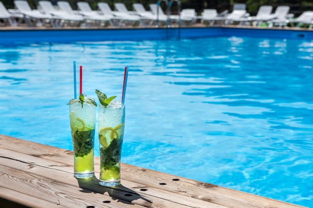 Zdjęcie dwa koktajle mojito z limonką i miętą w szklance highball