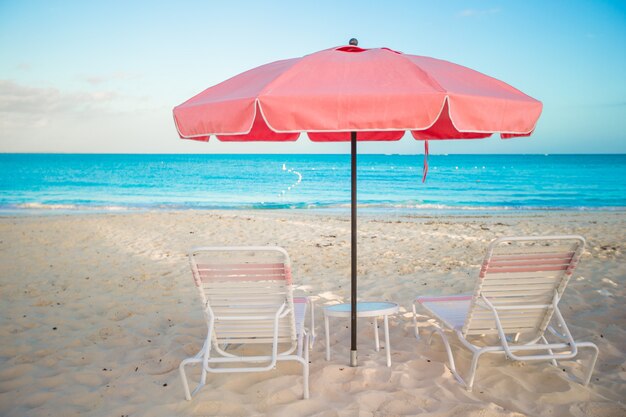 Dwa Krzesła I Parasol Na Pięknej Tropikalnej Plaży