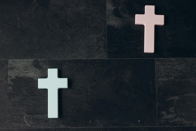 Dwa krzyże chrześcijańskie na teksturowanym czarnym tle Koncepcja religii Kopiowanie miejsca