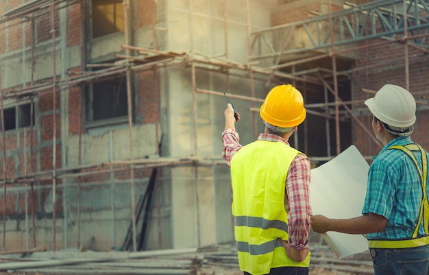 Dwa młodych człowieków architekt na budynek budowie