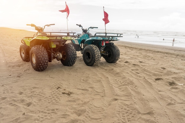 Dwa motocykle ATV zaparkowane na plaży Masachapa Nikaragua