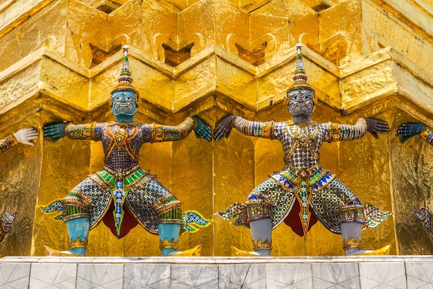 Dwa opiekun statua przy wata phra kheo świątynią