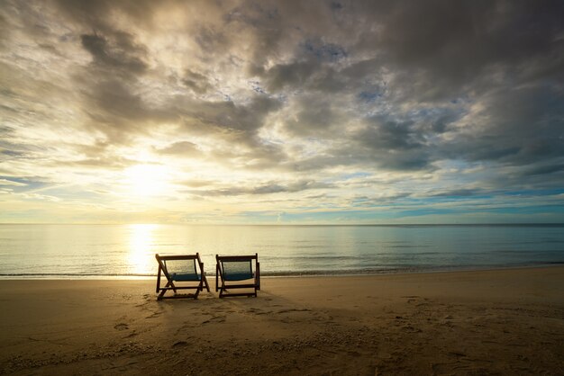 Dwa Plażowego krzesła stoi w plaży z pięknym morzem i światłem słonecznym w tle przy wyspą w Phuket, Tajlandia. Koncepcja lato, podróż, wakacje i wakacje.