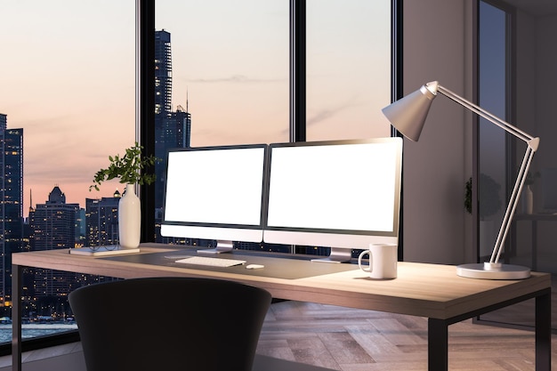 Dwa puste białe ekrany komputerowe na pulpicie biurowym we wnętrzu z nocnym widokiem na miasto Szablon korporacyjny Makieta renderowania 3D