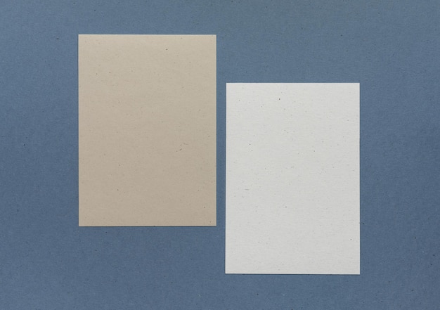 Dwa puste kwadratowe arkusze papieru ekologicznego na brązowym tle