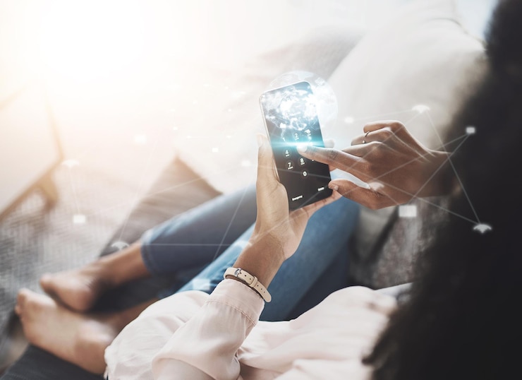 Zdjęcie dwa razy ekspozycja w domu i kobieta z ekranem telefonu do szyfrowania cyberbezpieczeństwa lub hasła linie naziemne i osoba z pinem do pisania na tech dla ubezpieczenia zdrowotnego aplikacji prywatności lub ochrony konta