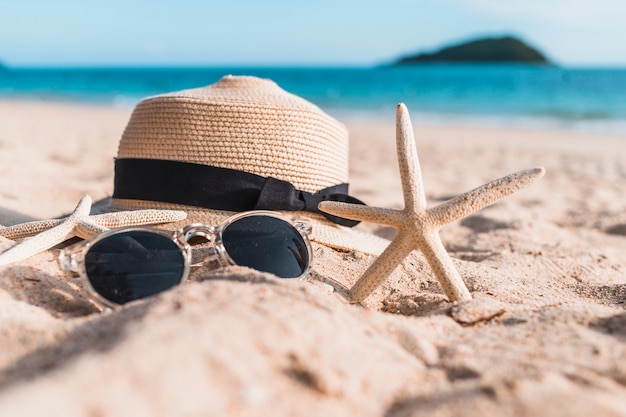 Zdjęcie dwa rozgwiazdy z kapeluszem na piasku plaży