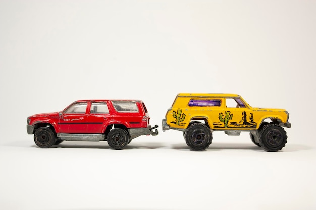 Zdjęcie dwa samochody zabawkowe sport utility vehicle