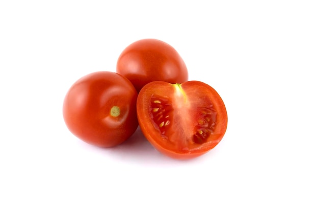 Dwa soczyste czerwone pomidory i jeden pokrojony